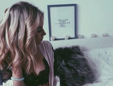 Η 19χρονη αδερφή της Κέιτ Μος ποζάρει με τα εσώρουχα (φωτό)